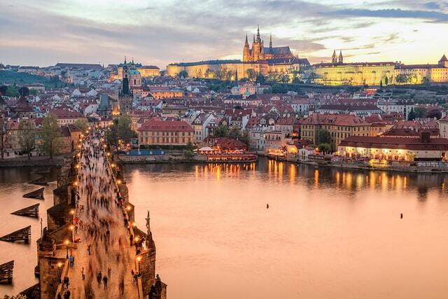 Vista única del puente y castillos en Praga